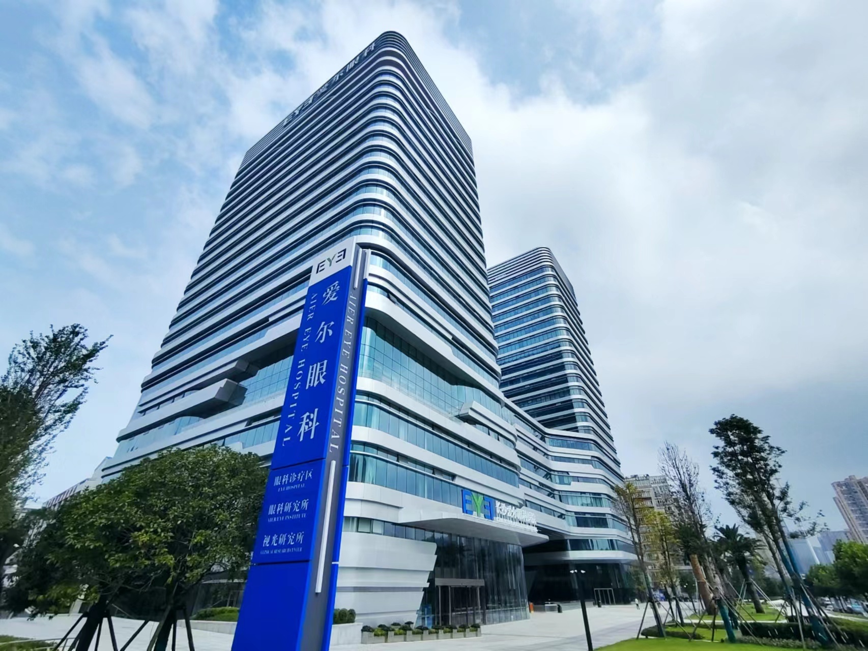 全球头部眼科医疗服务集团递表港交所董事长陈邦：要做世界级企业港股上市是必走一步