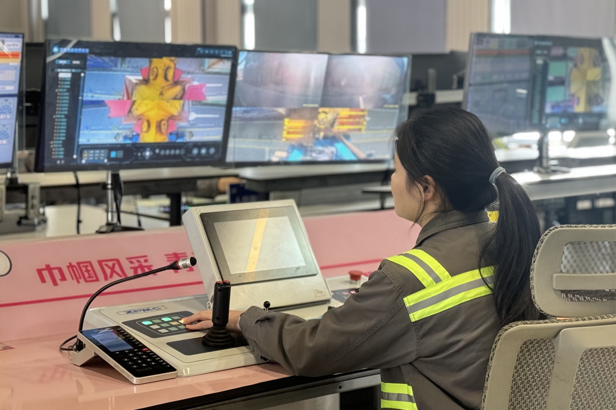 行进的海岸线｜“千万标箱”中国大港转型的智慧密码